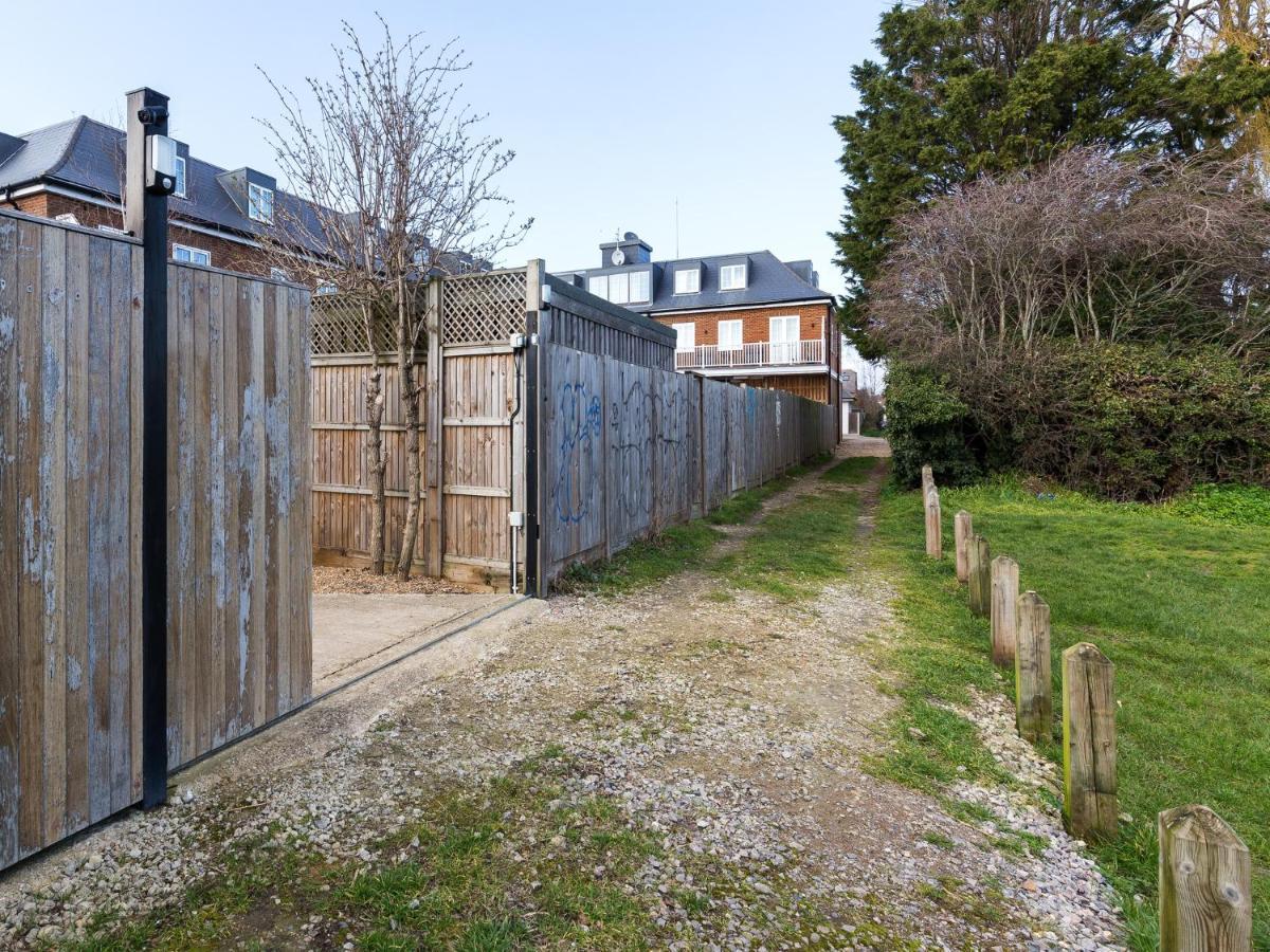 Pass The Keys Whitstable Shepherds Hut Minutes From The Harbourヴィラ エクステリア 写真